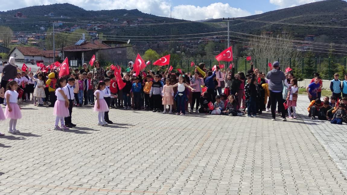 23 Nisan Ulusal Egemenlik ve Çocuk bayramı töreni yapıldı.